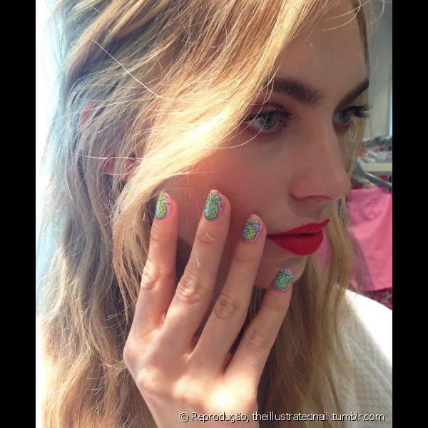 A manicure criou uma nail art de abacaxi sobre esmalte rosa para a campanha de ver?o 2014 da marca Oasis